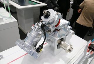 Heavy duty truck electro-hydraulic steering gear