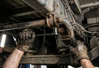 Stabilizer Bar Link poleview_process_closeup_no_face_2 (1)