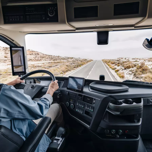 在开放道路行驶的卡车和摄像头监控系统